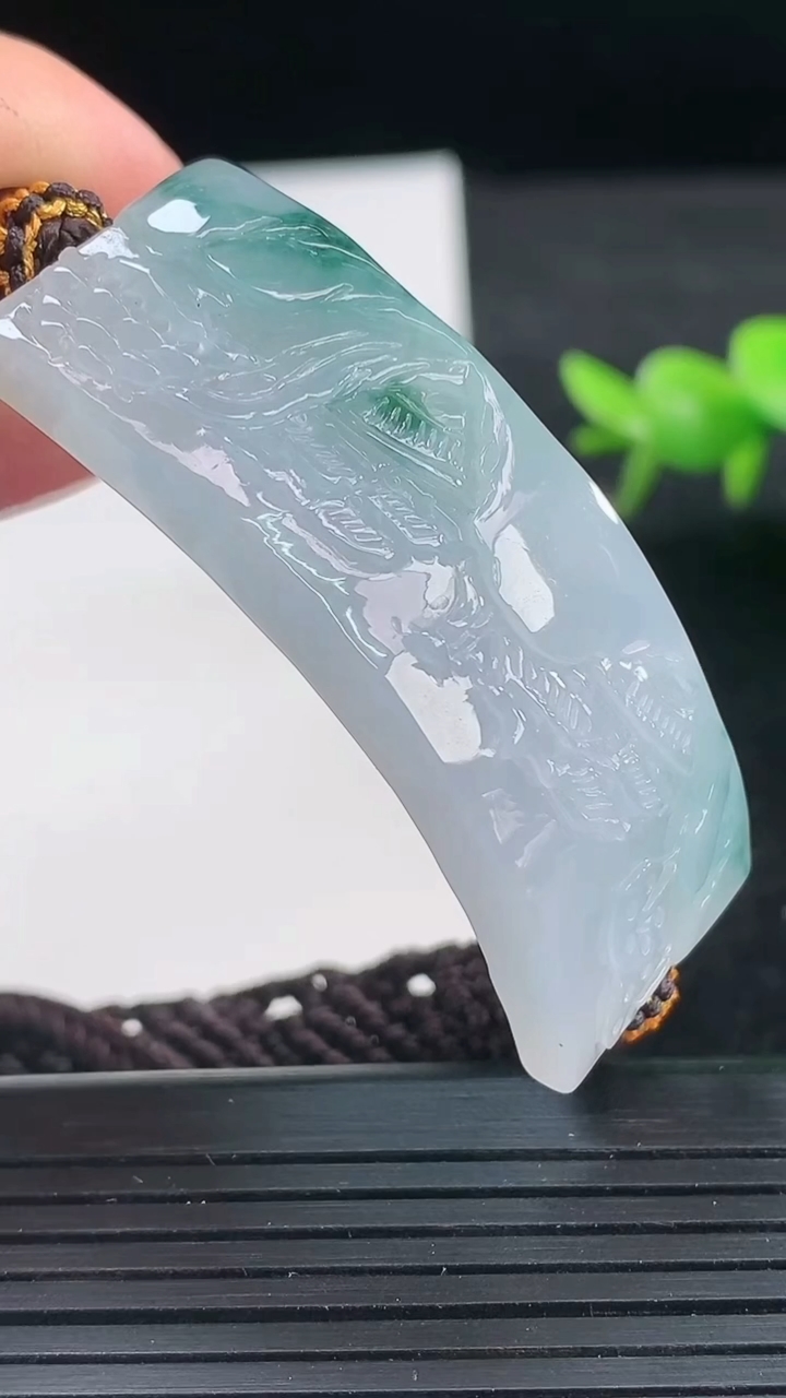 天然A货翡翠牌手牌尺寸49.1-16.9-6.7重量:20.86g
3月26日