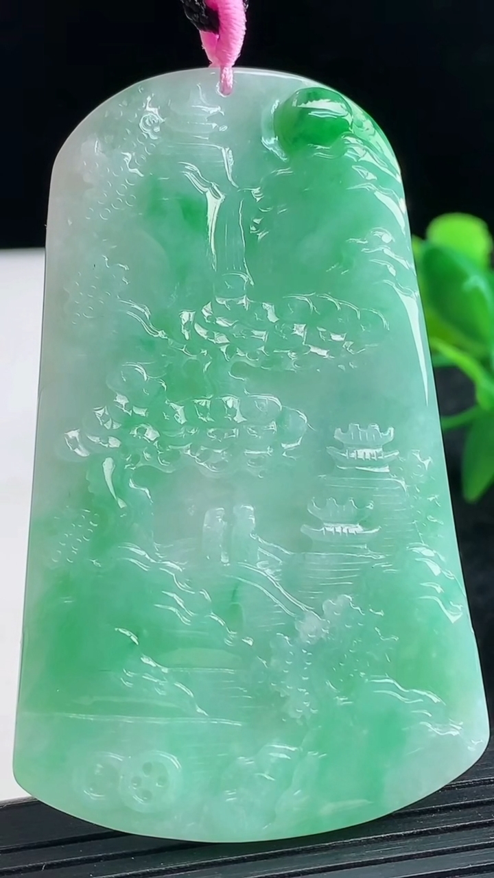 天然A货翡翠山水牌吊坠尺寸67.9-41.2-4.7重量:30.79g
3月26日