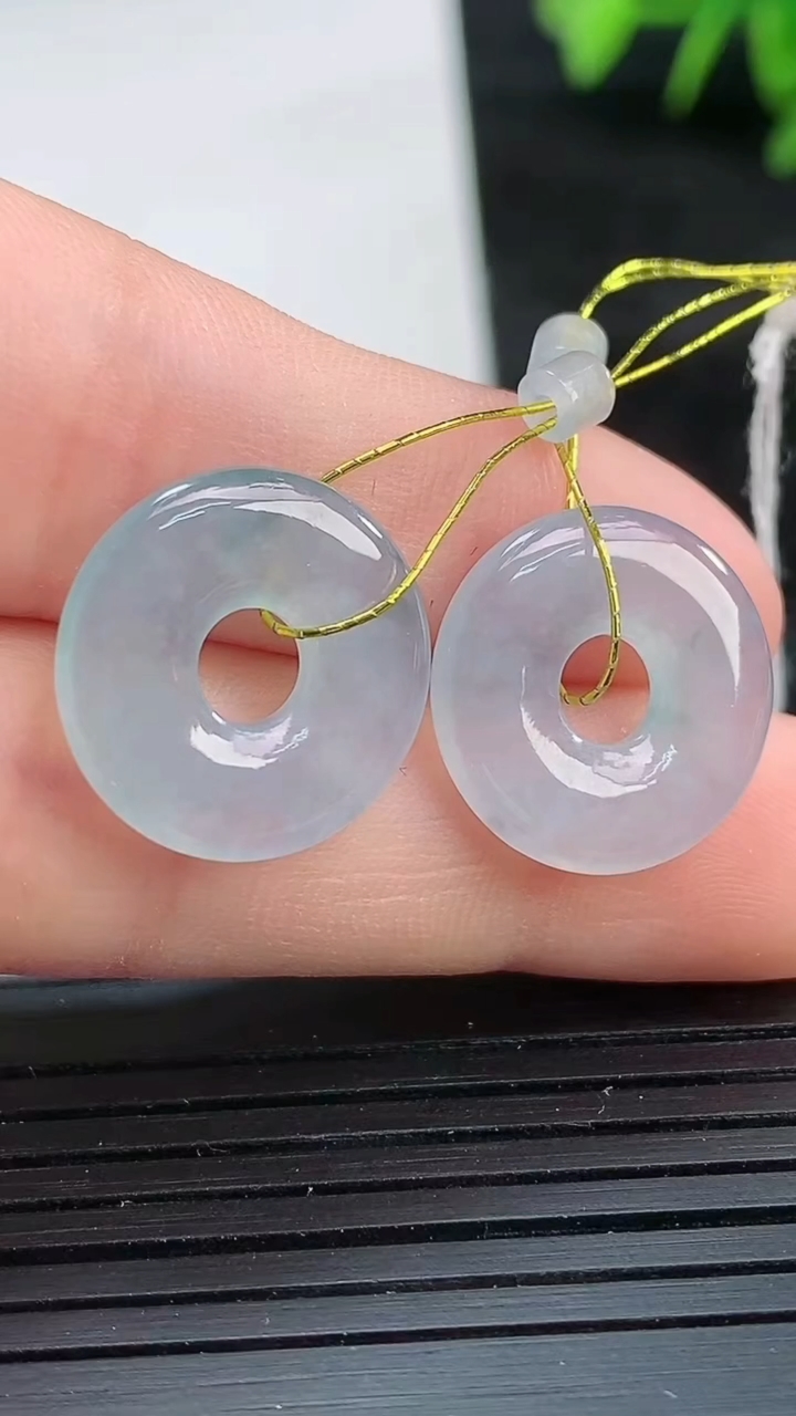 天然A货翡翠紫罗兰飘花平安环吊坠一对尺寸15.3-2.6重量:3.22g
3月26日