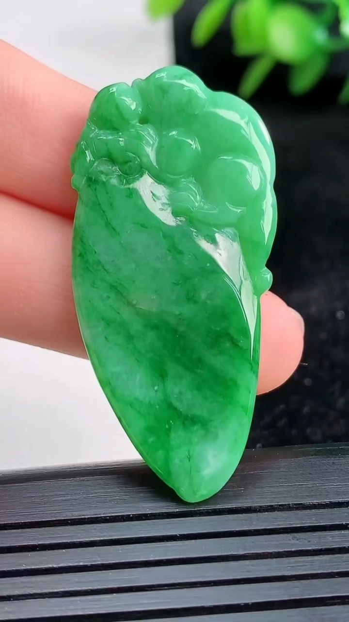 天然A货翡翠福瓜吊坠尺寸44.1-20.3-4.7重量:6.25g
3月26日