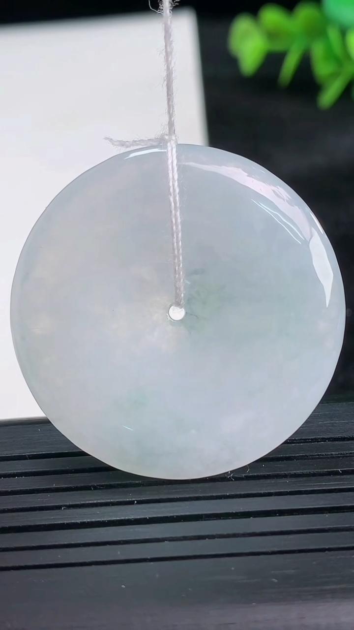 天然A货翡翠飘花平安扣吊坠尺寸36.9-5.4重量:16.25g
3月26日