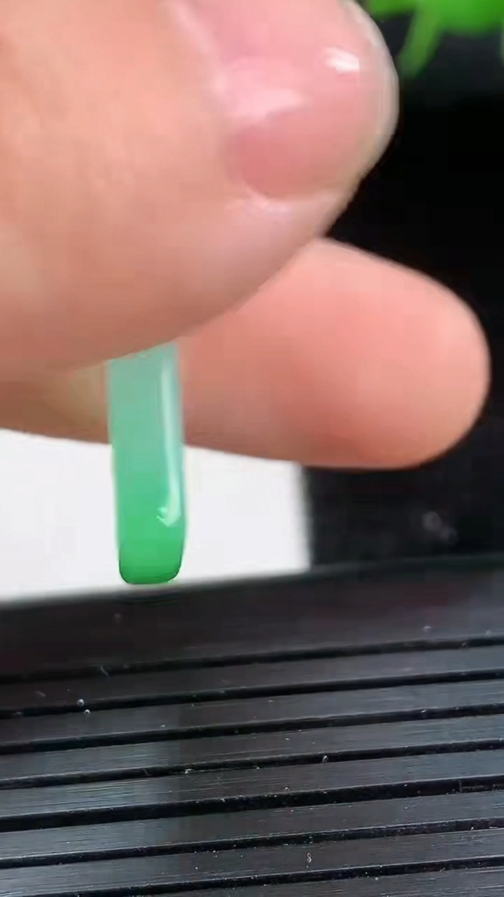 天然A货翡翠无事牌镶嵌件尺寸34.1-15.8-2.7重量:5.50g
3月26日