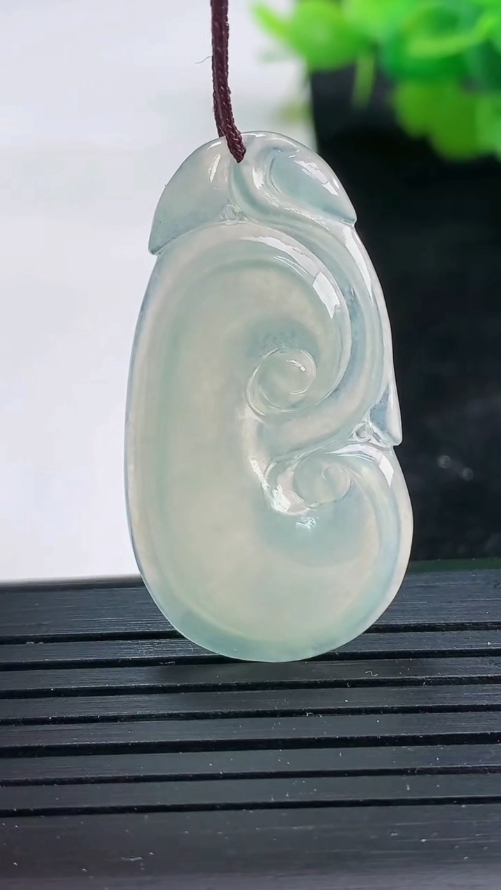 天然A货翡翠如意吊坠尺寸37.5-20.3-3.1重量:4.39g
3月26日