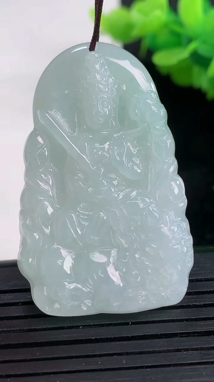 天然A货翡翠文殊菩萨吊坠尺寸47.3-28.4-5.5重量:13.22g
3月26日