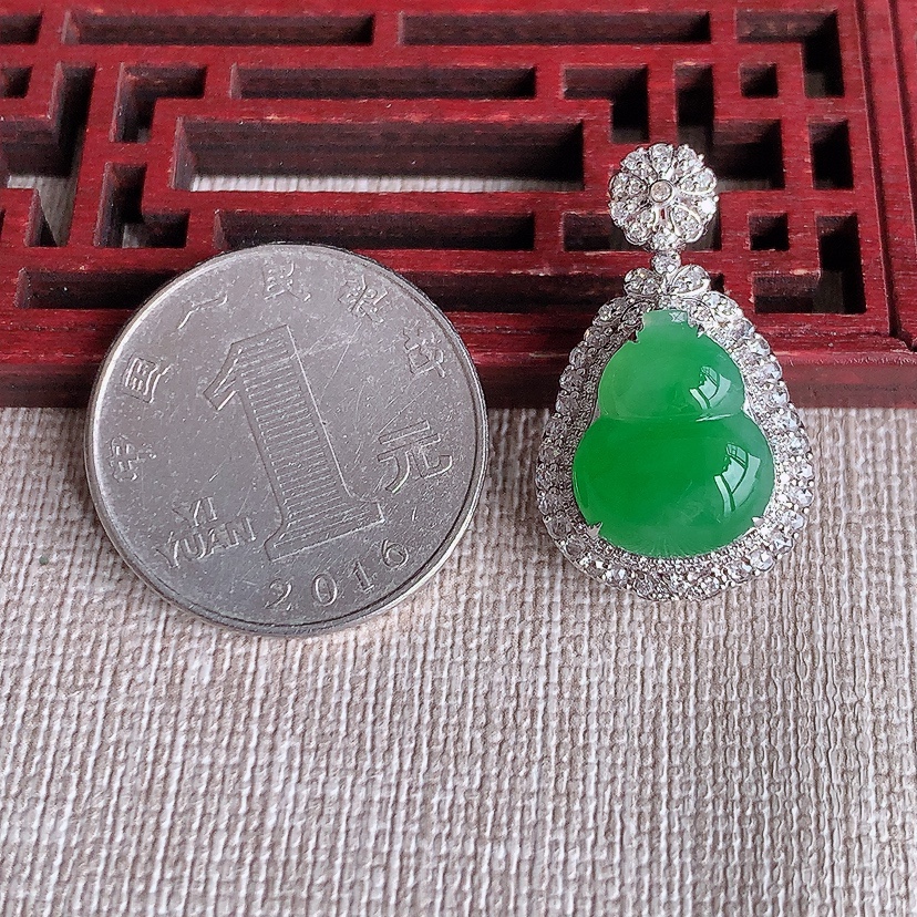天然A货翡翠18K金伴钻镶嵌阳绿葫芦吊坠 
尺寸27.6-16.5-12裸石14.2-11.5mm 重量4.72g 0324