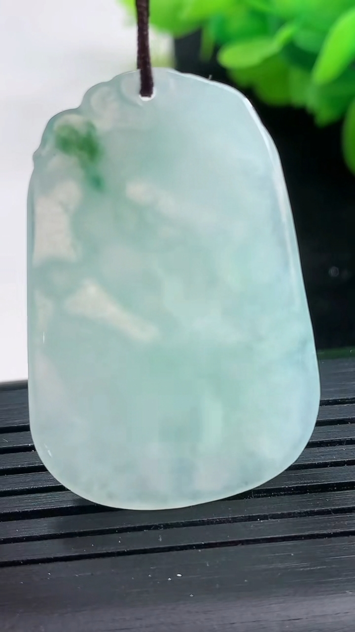 天然A货翡翠飘花生肖兔吊坠尺寸39.6-26.1-5.7重量:10.51g
3月26日