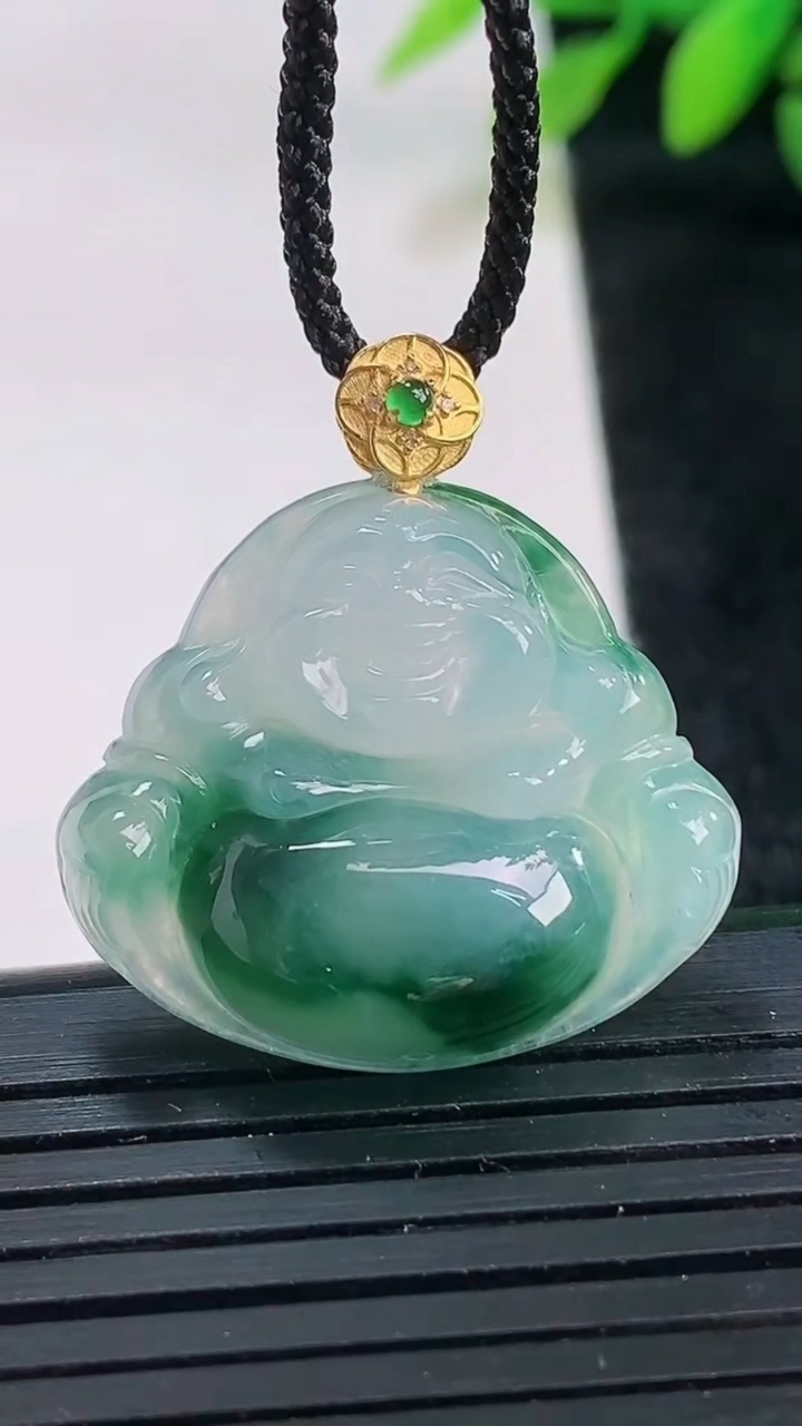 天然A货翡翠种飘花佛公吊坠尺寸23.4-26.5-6.3重量:5.76g
3月26日