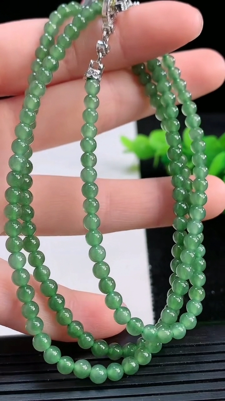 天然A货翡翠小米珠项链尺寸3.8-170颗重量:17.77g
3月26日