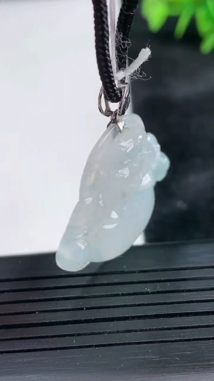 天然A货翡翠佛公吊坠尺寸26.5-30.6-6重量:6.94g
3月26日