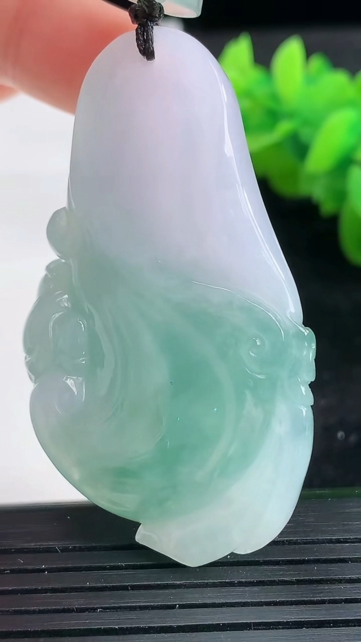 天然A货翡翠逍遥佛吊坠尺寸54.9-31.3-11.3重量:33.14g
3月26日