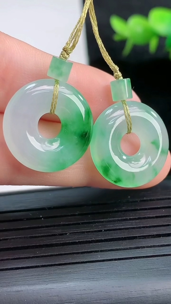 天然A货翡翠平安扣吊坠一对尺寸18.1-3.8重量:5.12g
3月26日