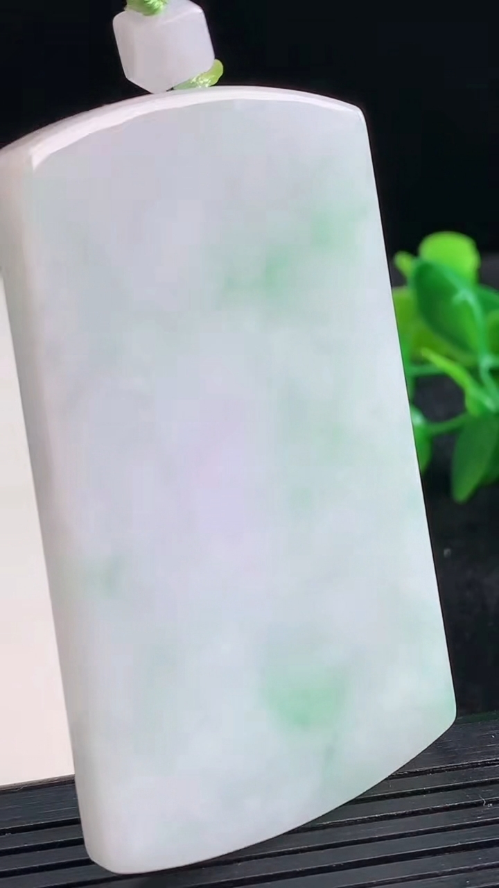 天然A货翡翠无事牌吊坠尺寸65.2-39.2-5.7重量:48.13g
3月26日