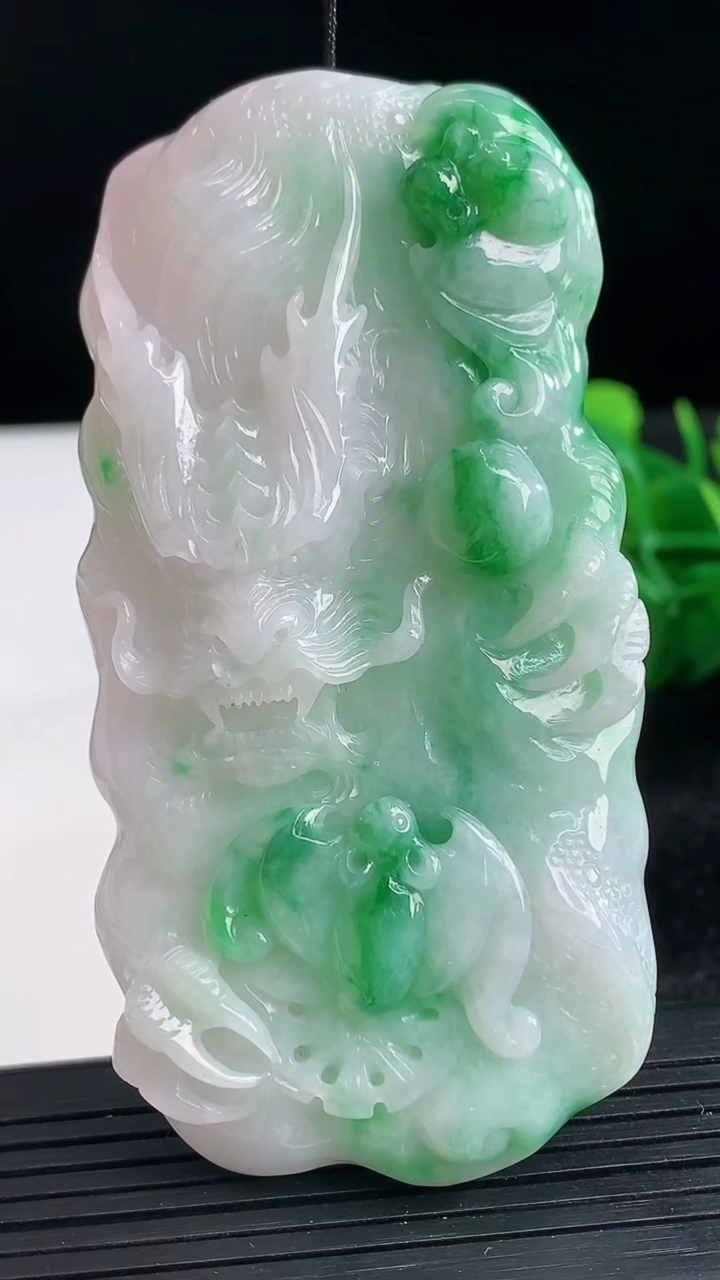 天然A货翡翠龙牌吊坠尺寸79.8-39-11.4重量:74.59g
3月26日