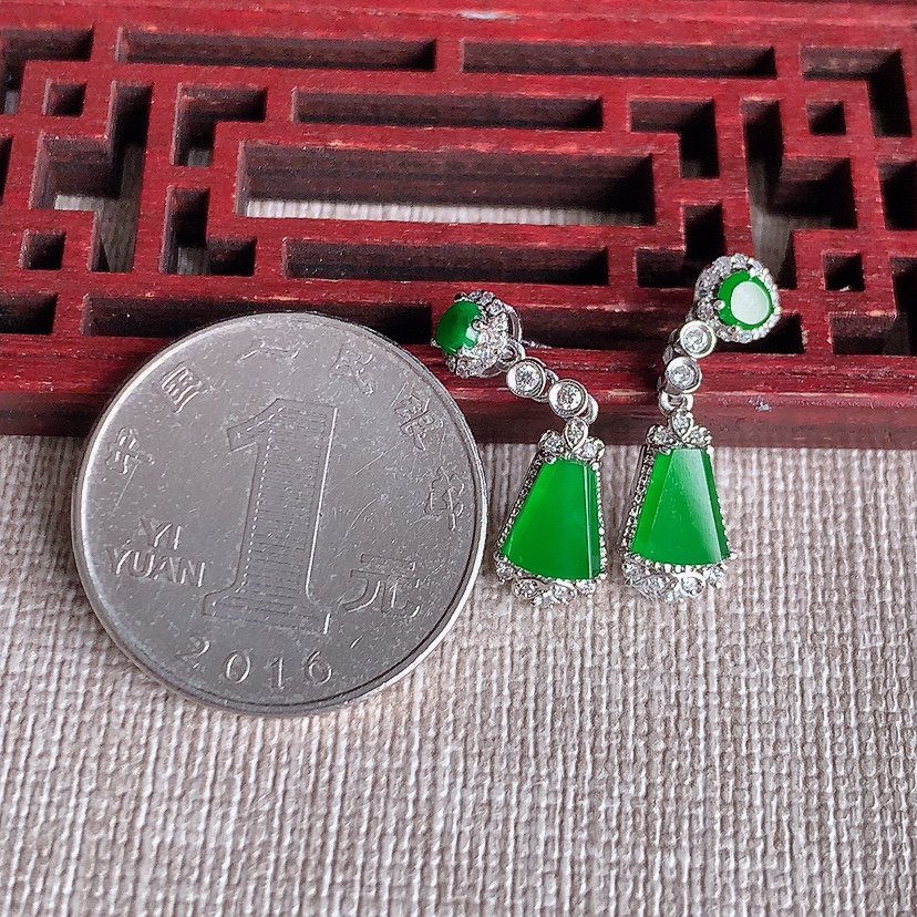 天然A货翡翠18K金伴钻阳绿无事牌耳坠 
尺寸7-5.5-4.2mm 重量2.85g 0324