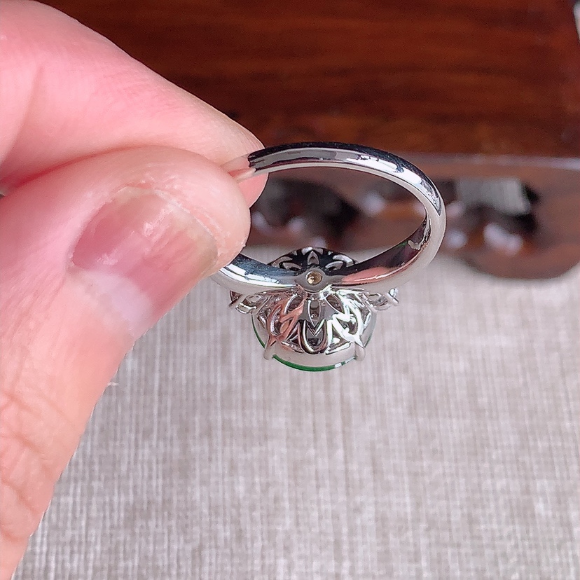 天然A货翡翠18K金伴钻镶嵌阳绿蛋面戒指 圈口17.4裸石
尺寸11.2-10.4mm 重量4.50g 0324