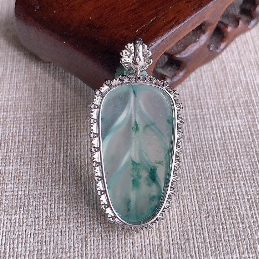 天然A货翡翠18K金伴钻镶嵌飘花叶子金枝玉叶吊坠 
尺寸42-20.7-9.5裸石30.4-16.8mm 重量6.94g 0324