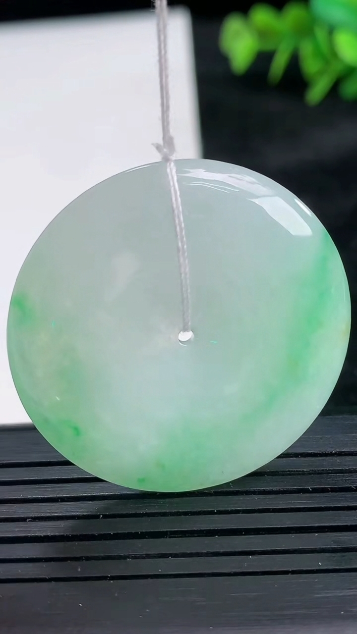 天然A货翡翠平安扣吊坠尺寸36-5.3重量:15.30g
3月26日