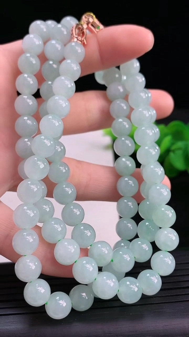 天然A货翡翠圆珠项链尺寸7.5-88颗重量:72.45g3月26日
工厂直销收藏佳品,种好水足，色泽