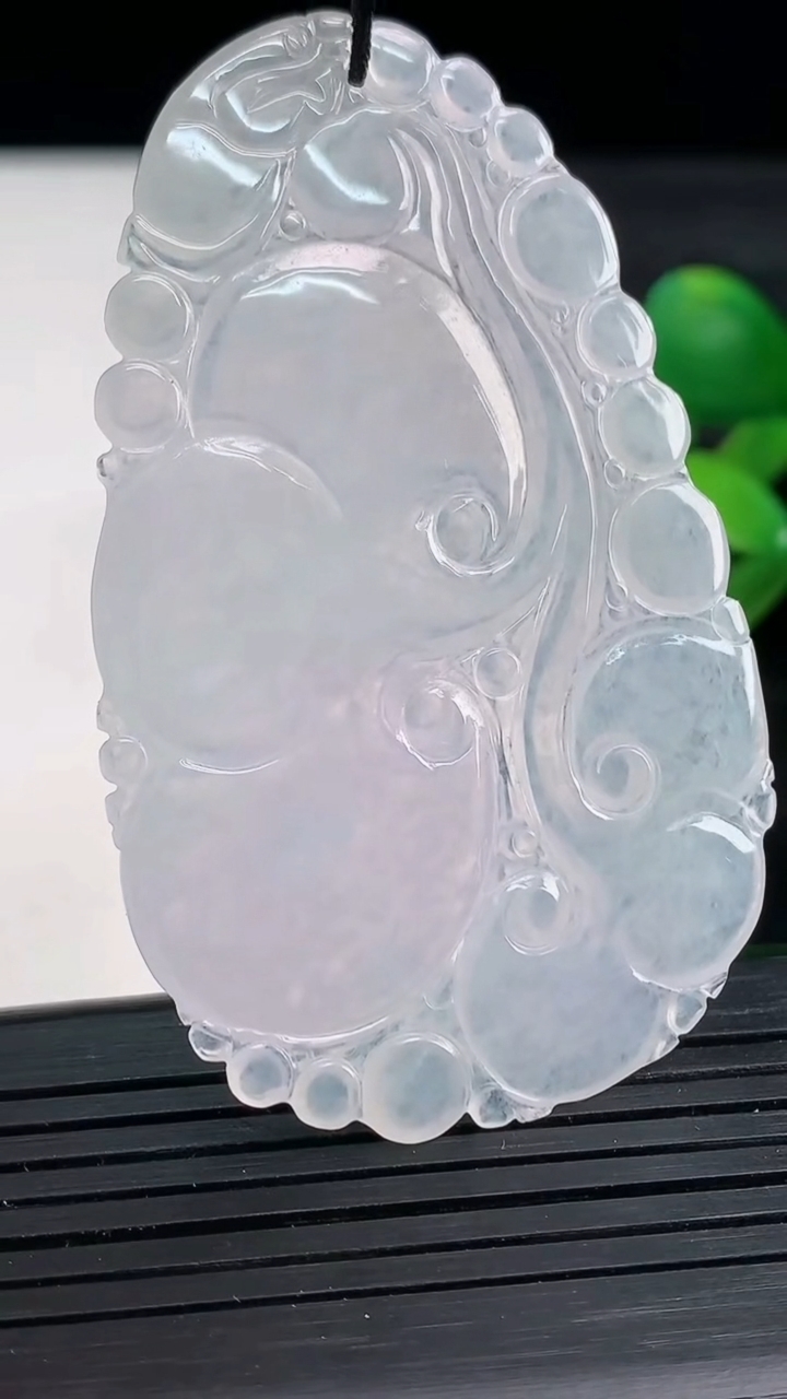 天然A货翡翠紫罗兰如意吊坠尺寸62-38.8-3.9重量:15.18g
3月27日