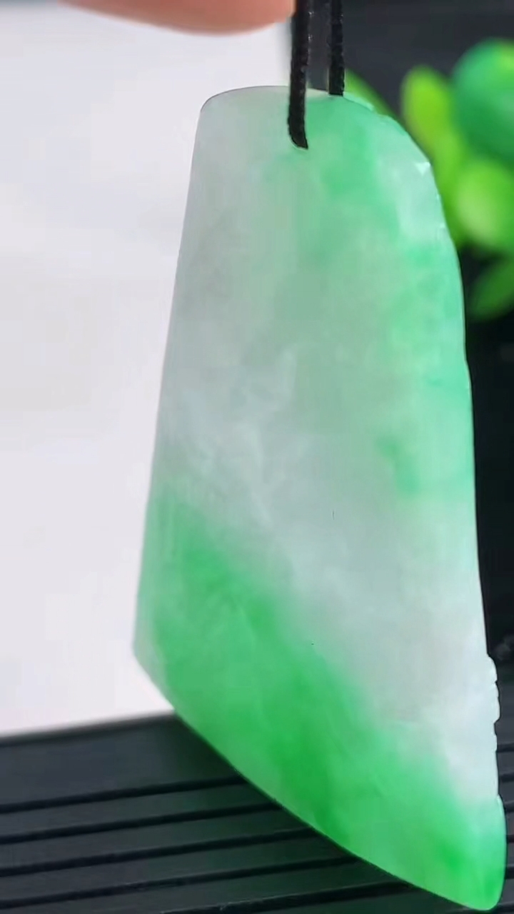 天然A货翡翠山水牌吊坠尺寸50-33.6-5.2重量:17.02g
3月27日