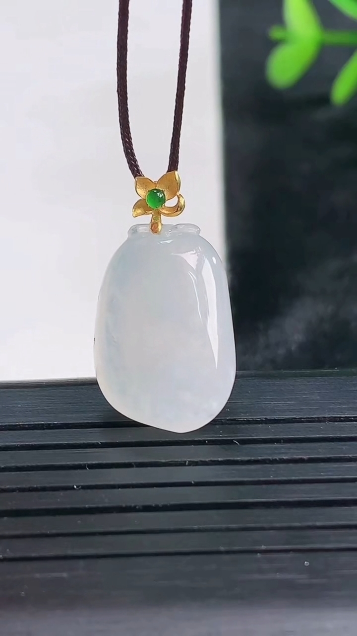 天然A货翡翠种白冰福瓜吊坠尺寸19.1-12.8-5.8重量:2.95g
3月27日