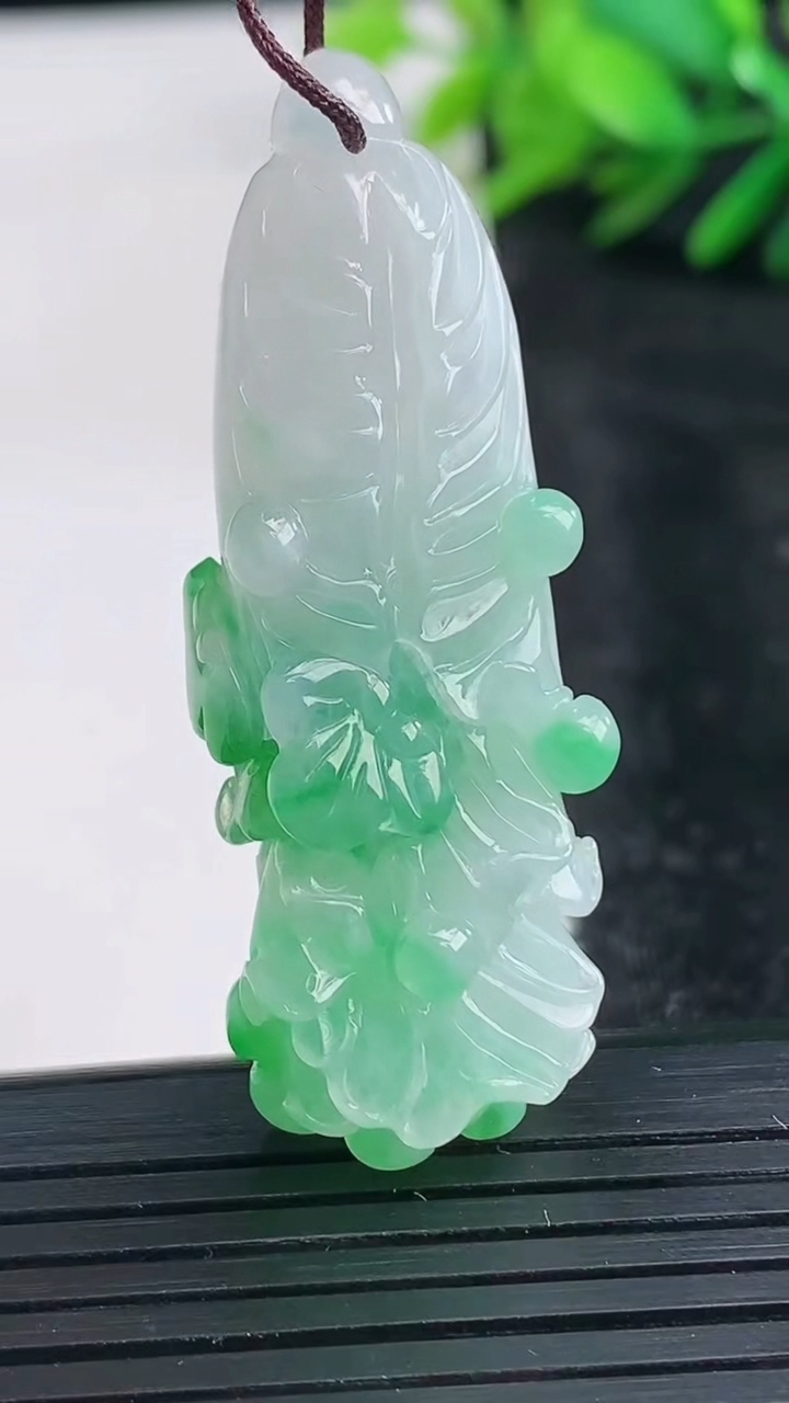 天然A货翡翠白菜吊坠尺寸49.5-16.4-10.1重量:14.18g
3月27日