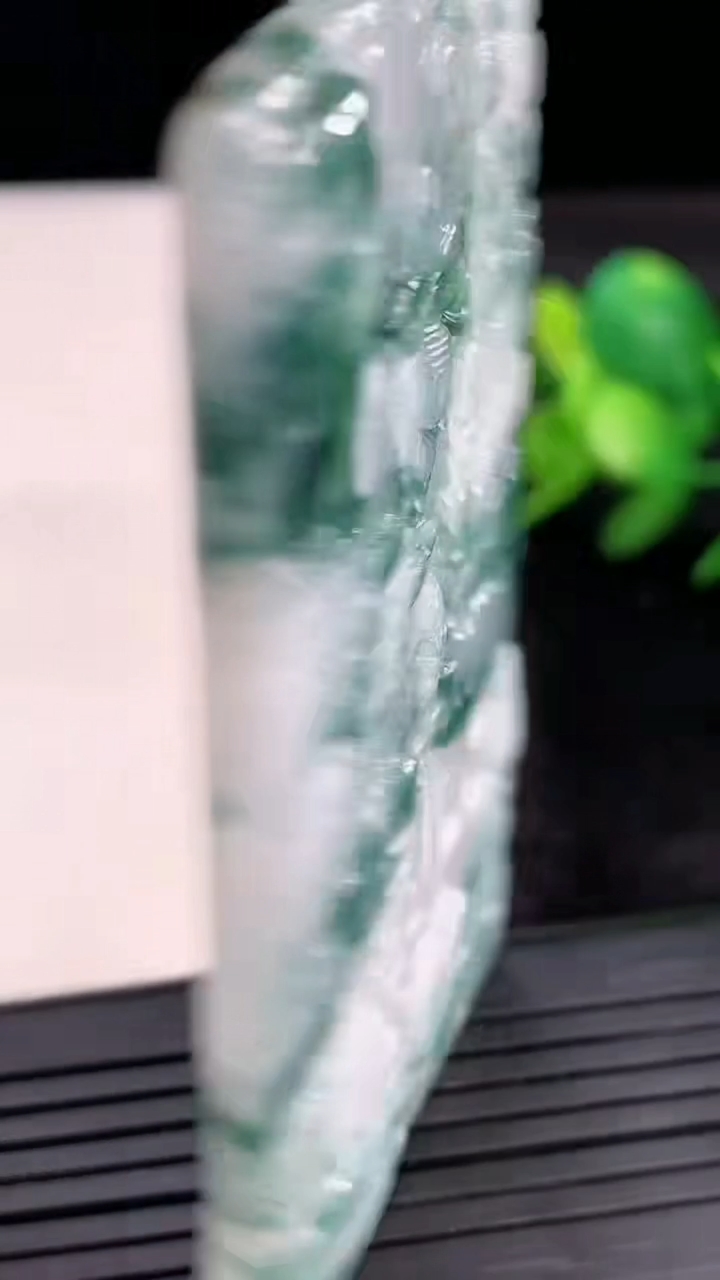 天然A货翡翠牌吊坠尺寸67.6-39-5.5重量:36.86g
3月27日