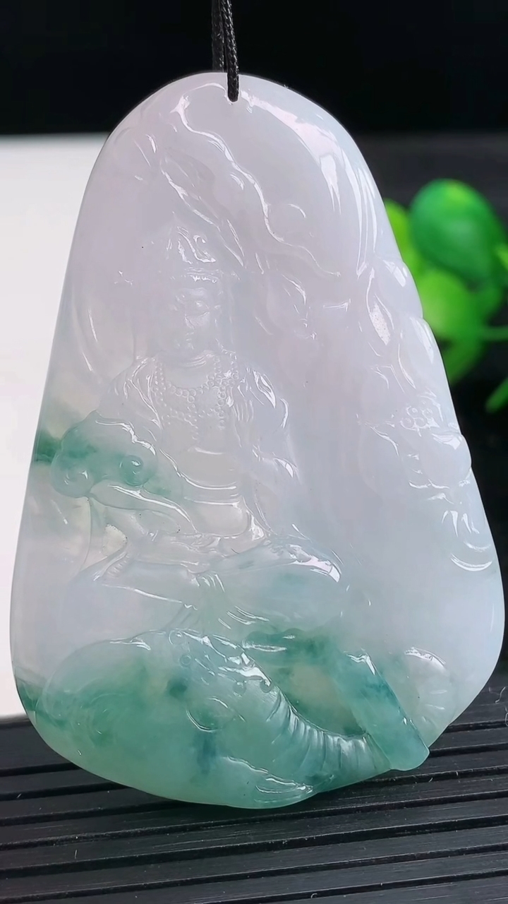 天然A货翡翠飘花普贤菩萨吊坠尺寸61-42.4-5.6重量:28.96g
3月27日