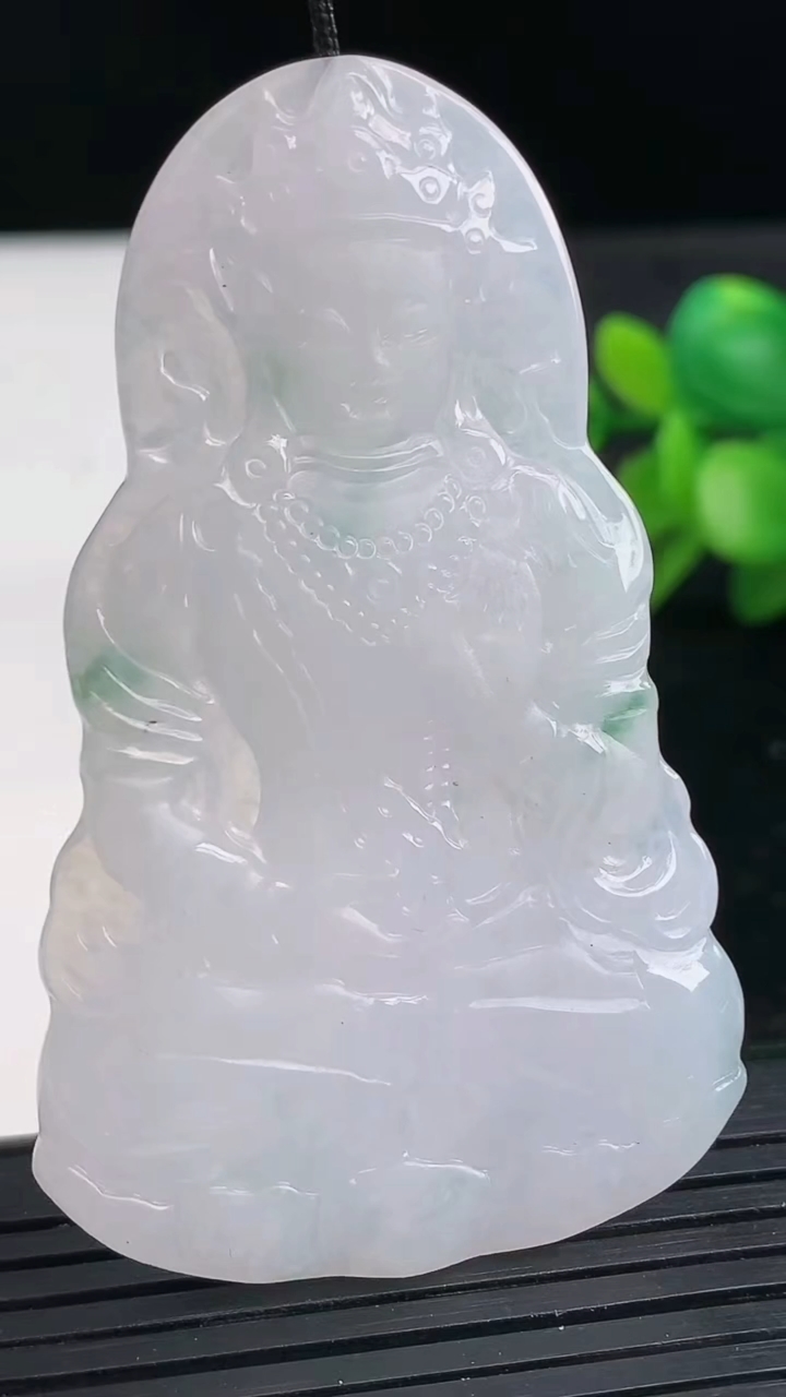 天然A货翡翠飘花度母观音吊坠尺寸62.6-38.2-4.3重量:20.30g
3月27日