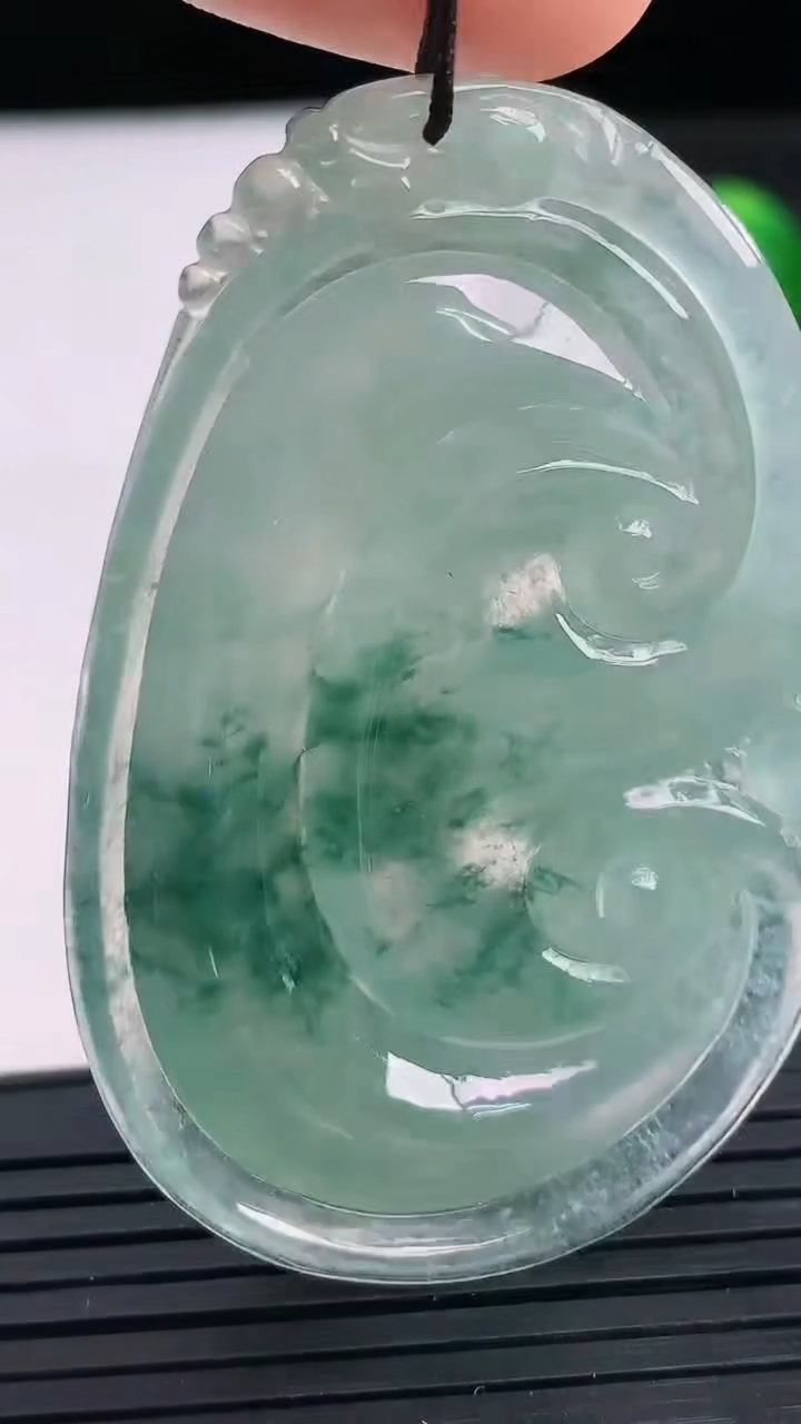 天然A货翡翠冰种飘花如意吊坠尺寸57.3-38.3-6.6重量:22.63g
3月27日