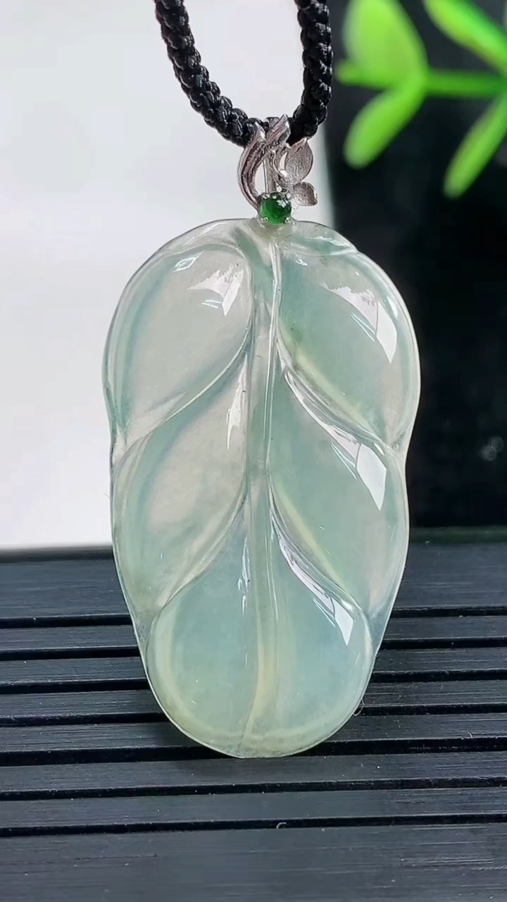 天然A货翡翠种飘花金枝玉叶 叶子吊坠尺寸32.3-18.7-3.2重量:3.56g
3月27日
