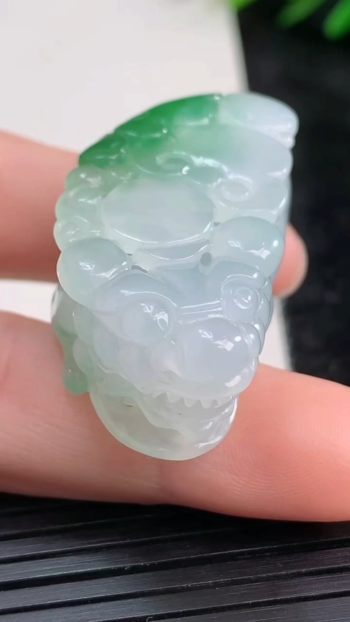 天然A货翡翠貔貅吊坠尺寸39.4-20-13.6重量:21.39g
3月27日