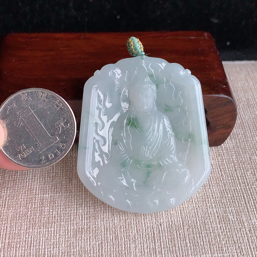 天然A货翡翠飘花阿弥陀佛吊坠 
尺寸50-42.4-5.6mm 重量25.15g 0326