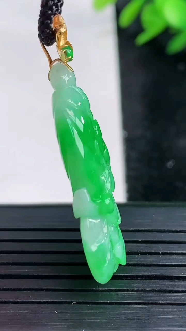 天然A货翡翠白菜吊坠尺寸35-15.2-6.2重量:6.22g
3月27日