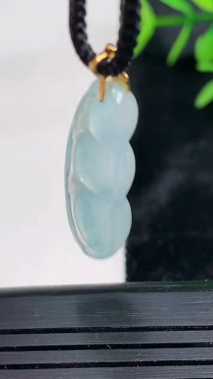 天然A货翡翠福豆吊坠尺寸27.7-9.8-5.7重量:2.92g
3月27日