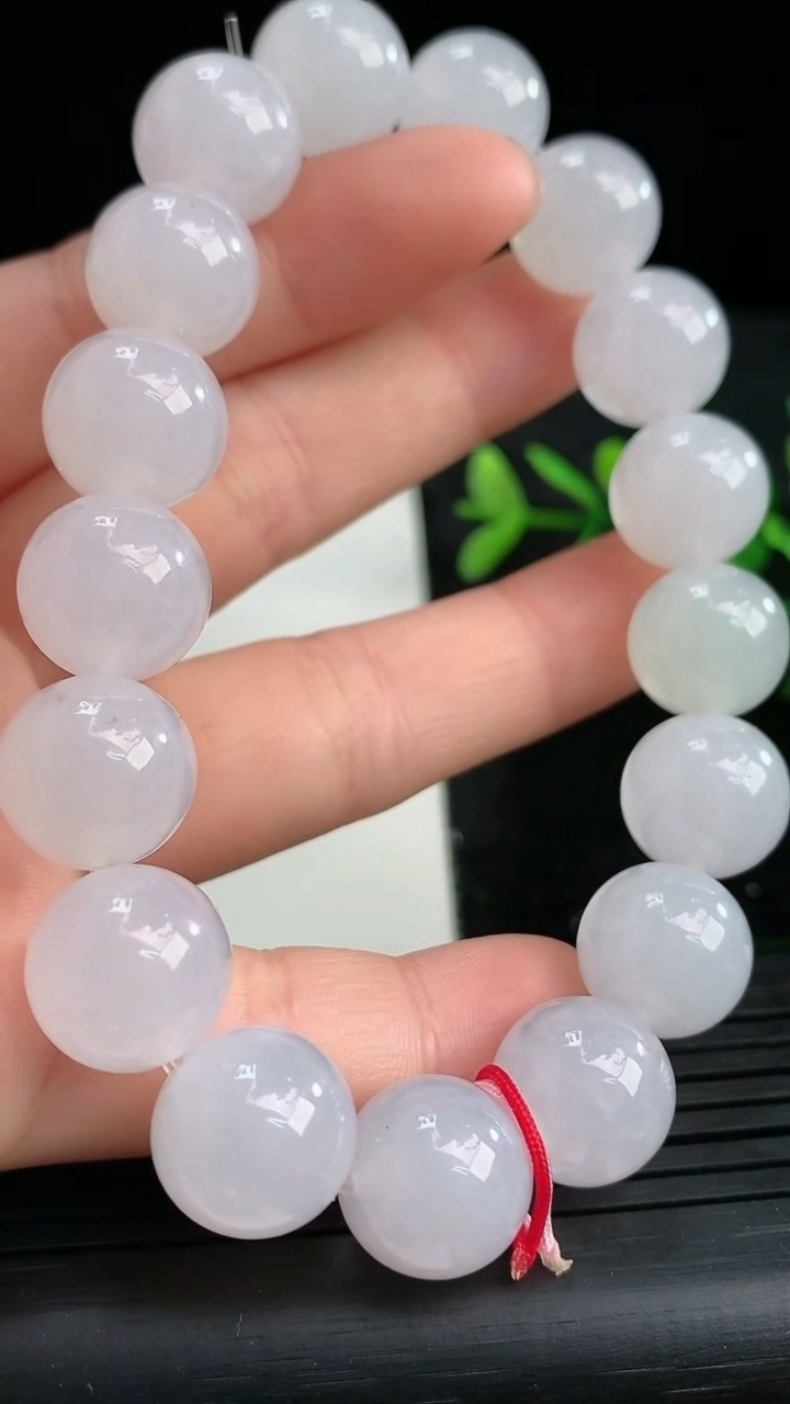 天然A货翡翠圆珠手串尺寸12.4-17颗重量:56.34g3月27日
工厂直销收藏佳品,种好水足，色泽均匀，有种有色，上手高大气！