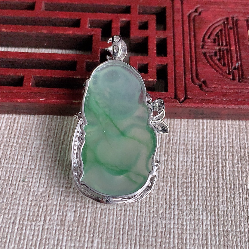 天然A货翡翠晴水飘花逍遥佛吊坠 
尺寸29.8-17-6mm 重量5.18g 0326