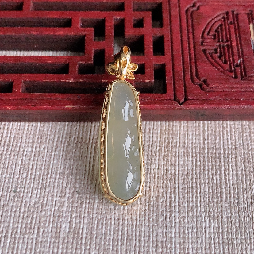 天然A货翡翠18K金镶嵌黄翡四季豆福豆平安豆吊坠 
尺寸31.8-24.8-9-6mm 重量3.40