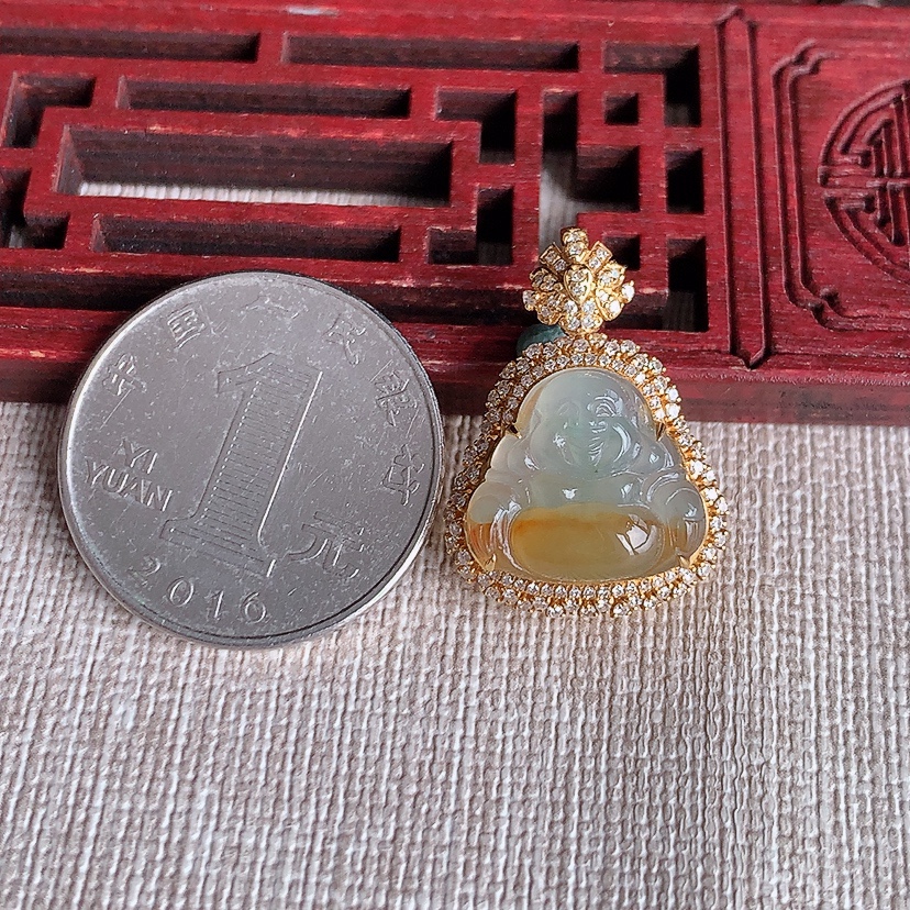 天然A货翡翠18K金伴钻镶嵌飘黄翡佛公吊坠 
尺寸24.5-17.7-10裸石13-14.4mm 重量3.15g 0326