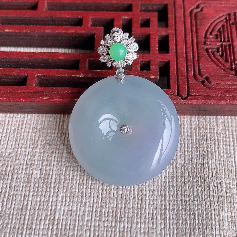 天然A货翡翠18K金伴钻镶嵌紫罗兰平安扣吊坠 
尺寸33.8-23.5-6.2mm 重量8.00g 0326