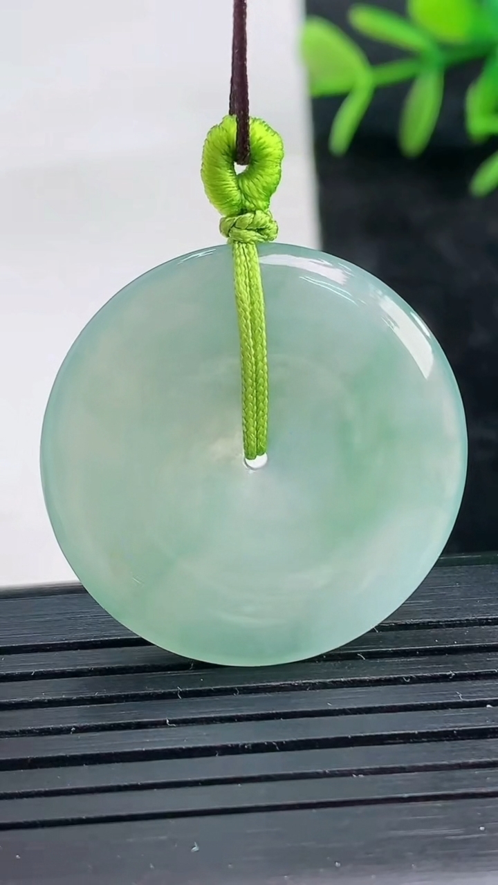 天然A货翡翠平安扣吊坠尺寸30.2-4.6重量:9.02g
3月27日