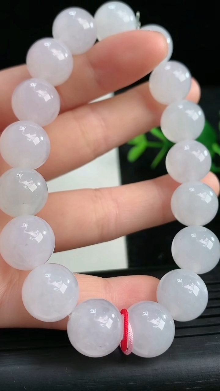 天然A货翡翠圆珠手串尺寸12.4-17颗重量:56.34g3月27日
工厂直销收藏佳品,种好水足，色