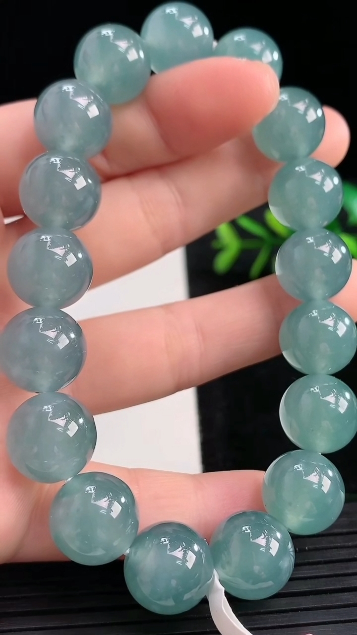 天然A货翡翠圆珠手串尺寸12.3-17颗重量:56.63g3月27日
工厂直销收藏佳品,种好水足，色