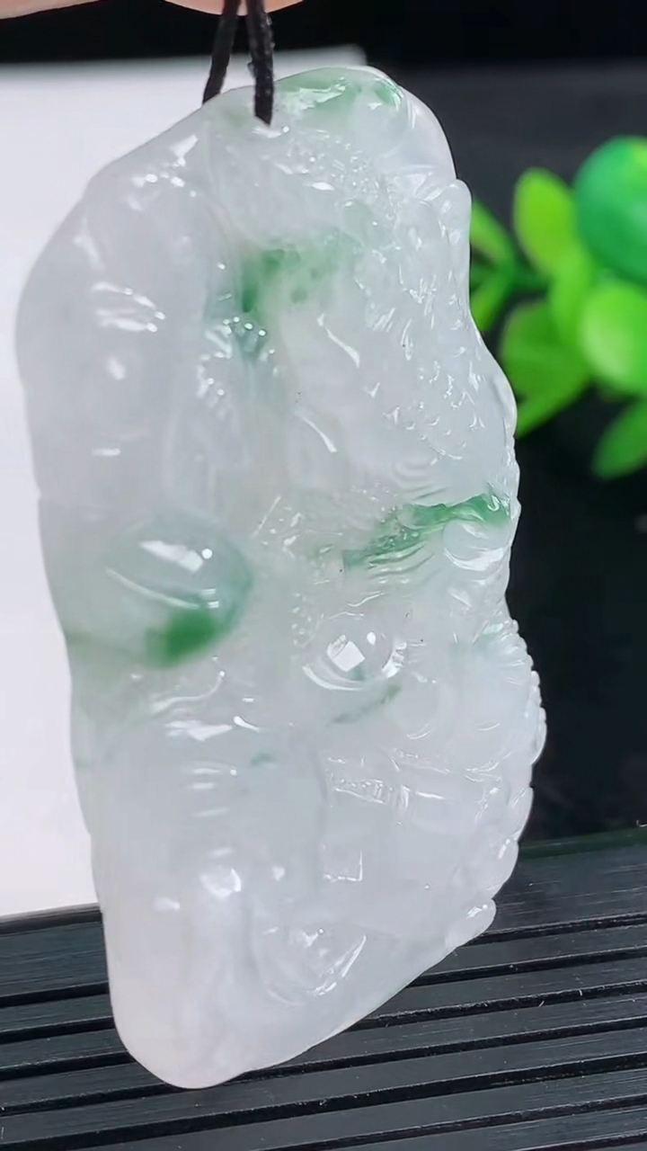 天然A货翡翠冰种飘花龙牌吊坠尺寸51.9-32-7.8重量:27.32g
3月27日