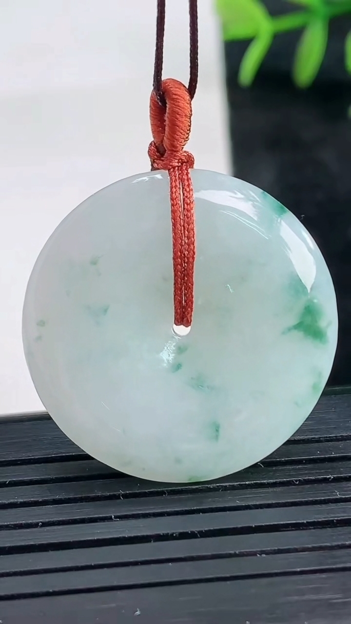 天然A货翡翠飘花平安扣吊坠尺寸28.8-5.4重量:9.34g
3月27日