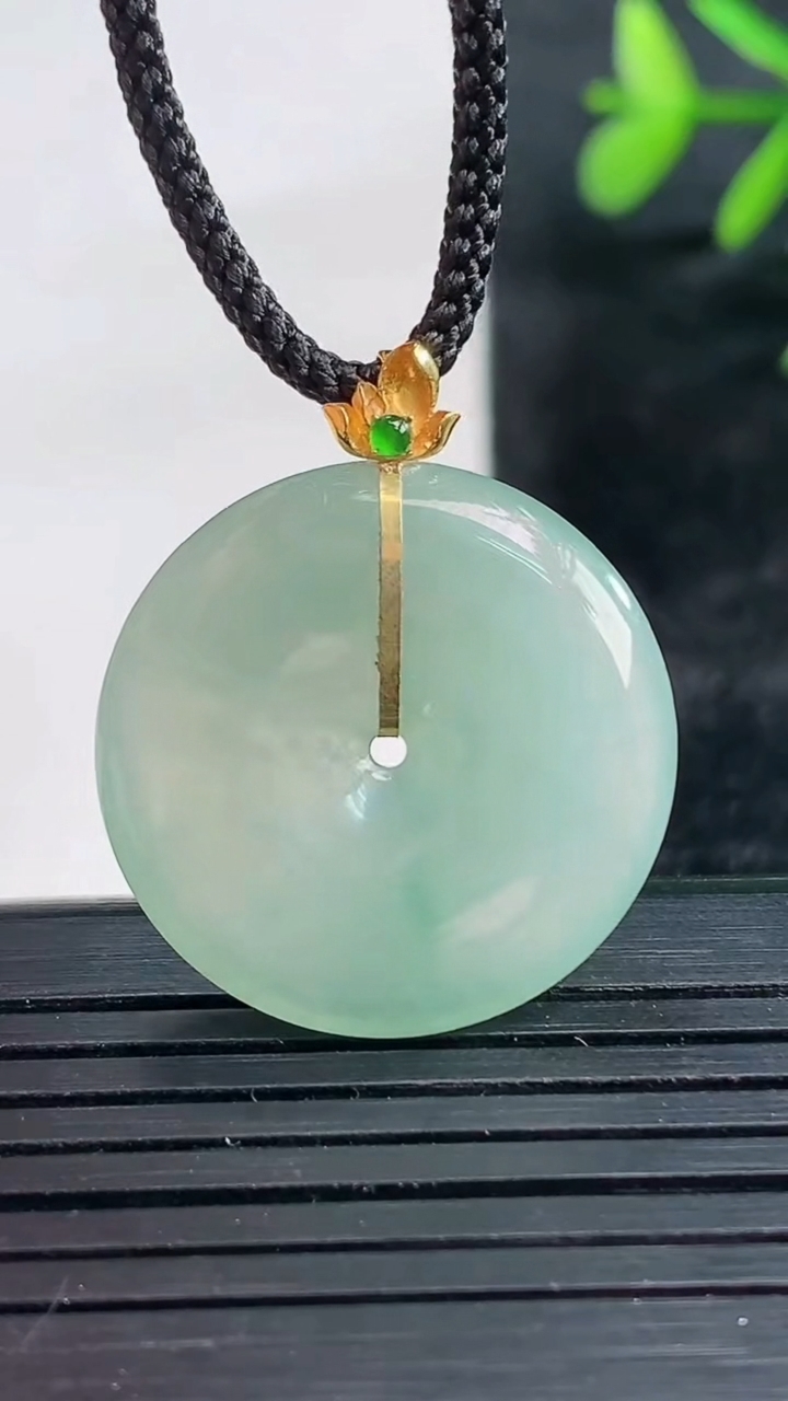 天然A货翡翠平安扣吊坠尺寸23.3-4.5重量:5.28g
3月27日