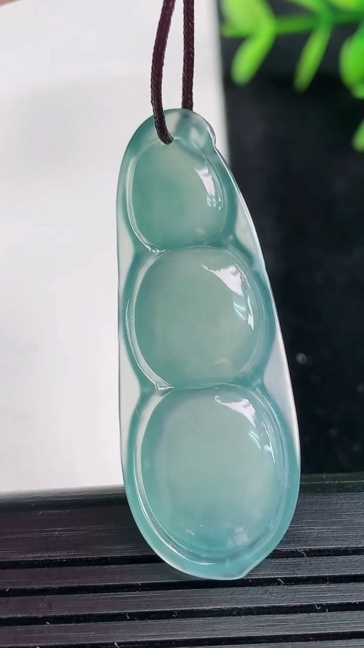 天然A货翡翠福豆吊坠尺寸42.2-15.7-5.5重量:6.11g
3月27日