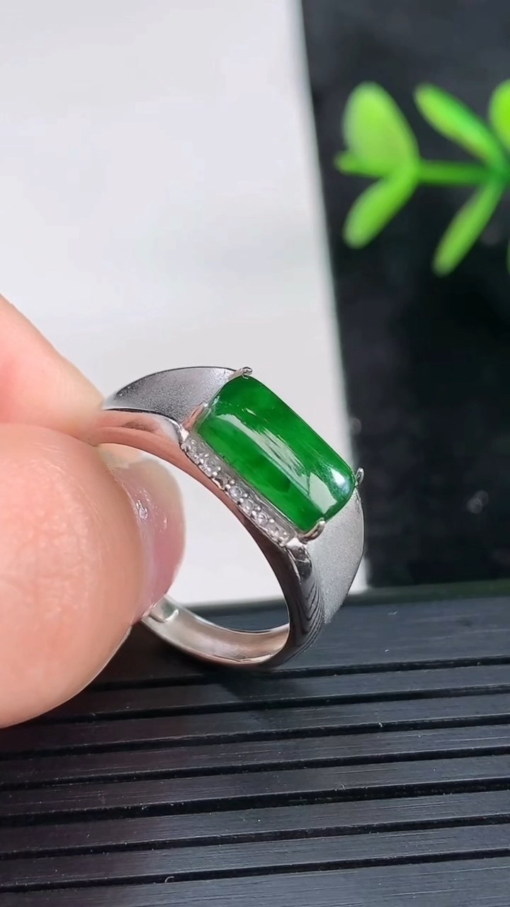 天然A货翡翠马鞍戒指尺寸19.3-10.5-5.9重量:3.01g2026年3月27日
工厂直销收藏