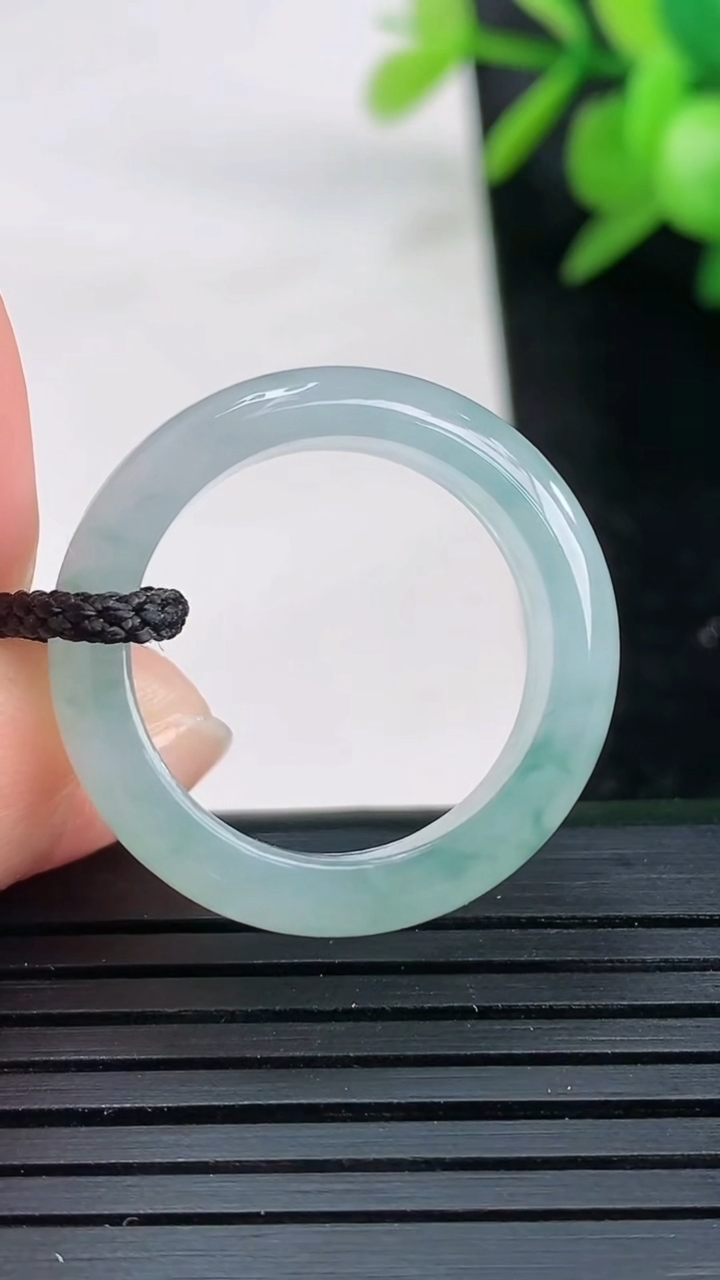 天然A货翡翠冰种飘花指环戒指尺寸18.9-5.7-3.4重量:3.89g2026年3月27日
工厂直销收藏佳品,种好水足，色泽均匀，有种有色，上手高大气！