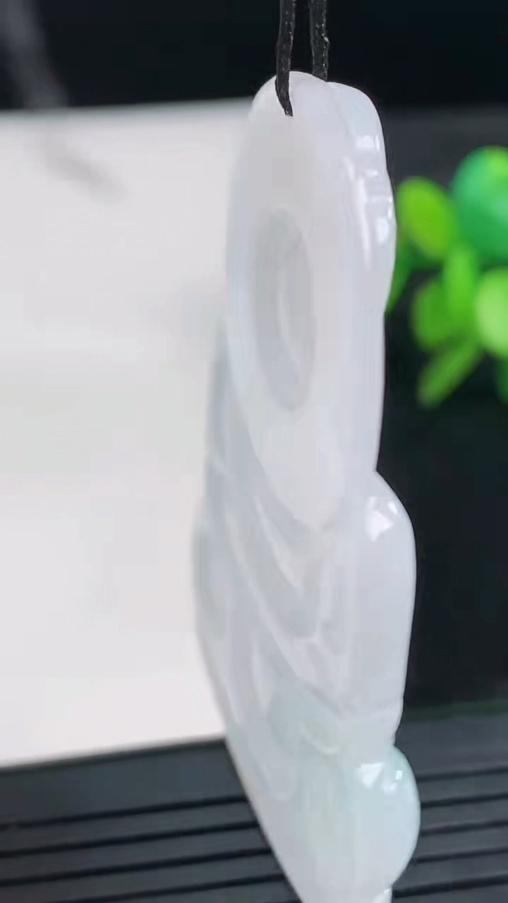 天然A货翡翠观音菩萨吊坠尺寸57.5-36.9-5.6重量:20.16g
3月27日